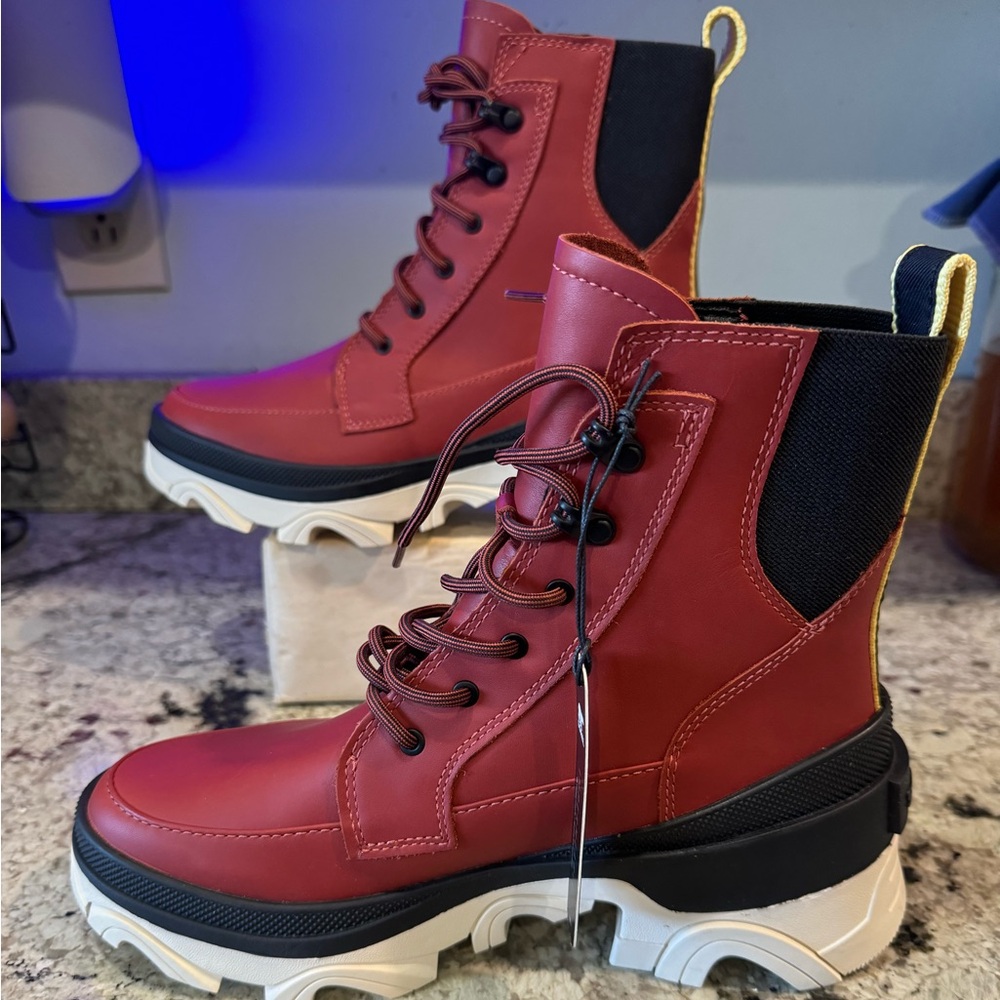 NWT SOREL Brex Waterproof Women’s Boots Size 7.5 Warp Red Black NWT